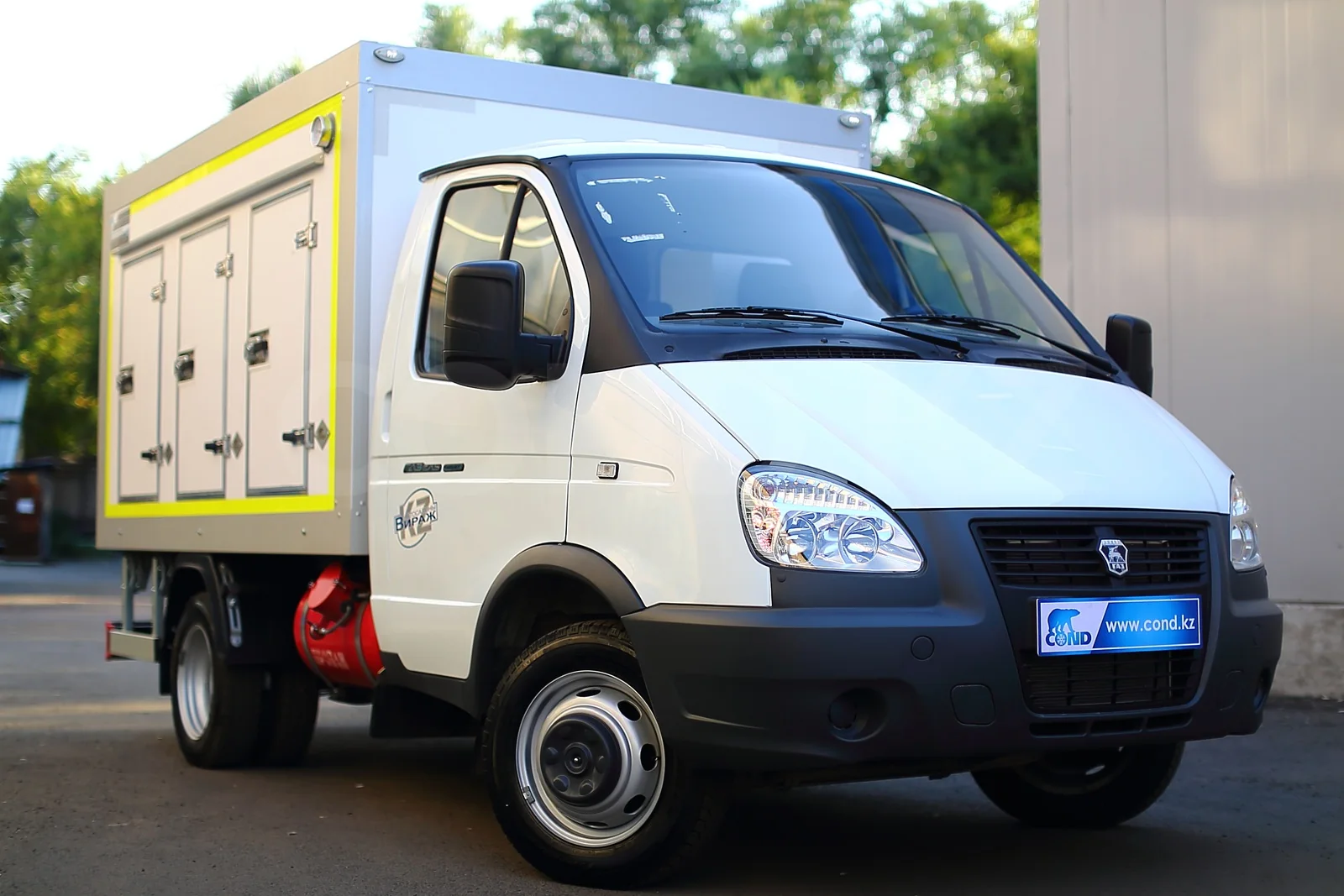 Eutectic ice-cream van on a GAZelle Business 3.2 m chassis — front seen from the side — COND