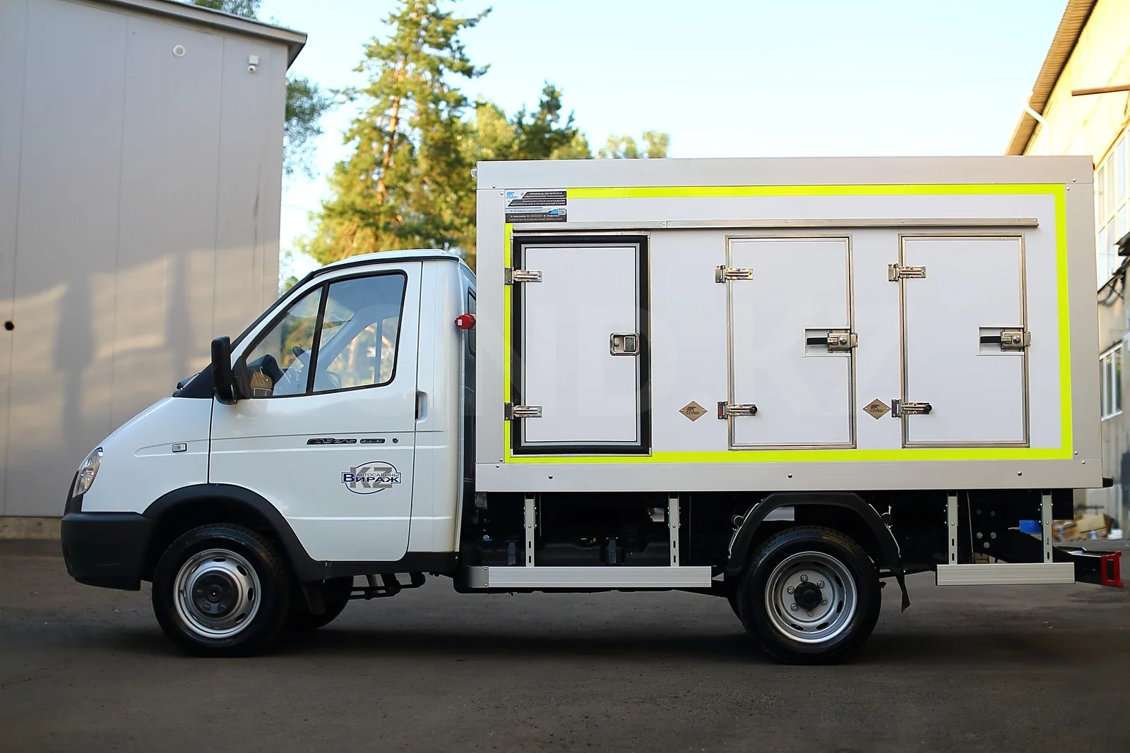 Eutectic ice-cream van on a GAZelle Business 3.2 m chassis — the whole body from the side — COND