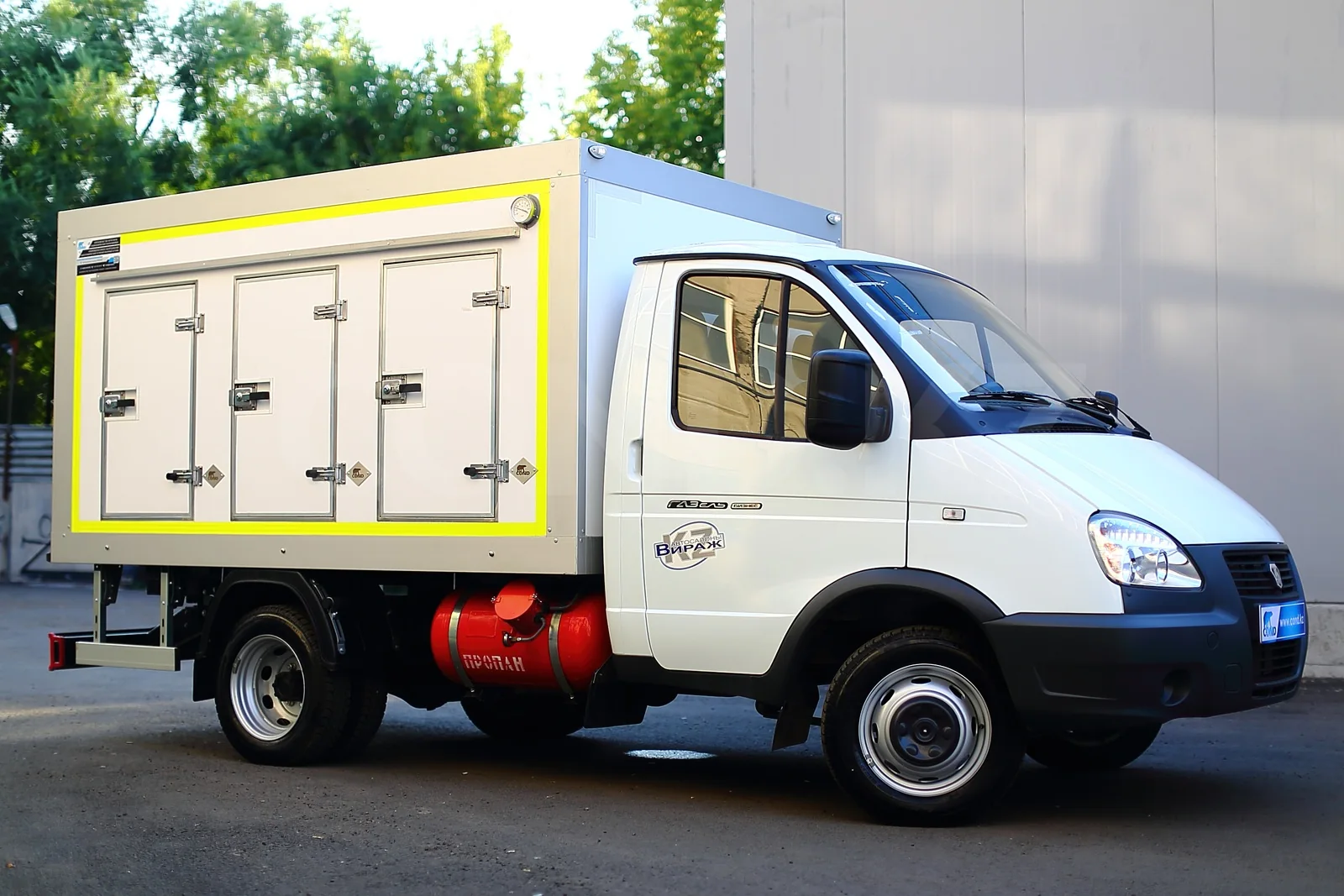Eutectic ice-cream van on a GAZelle Business 3.2 m chassis — cab and body from the front — COND