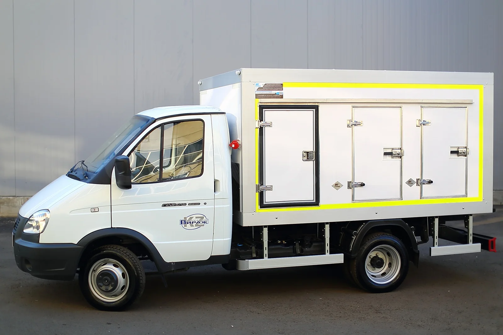Eutectic ice-cream van on a GAZelle Business 3.2 m chassis — side and cab, front three-quarter view — COND