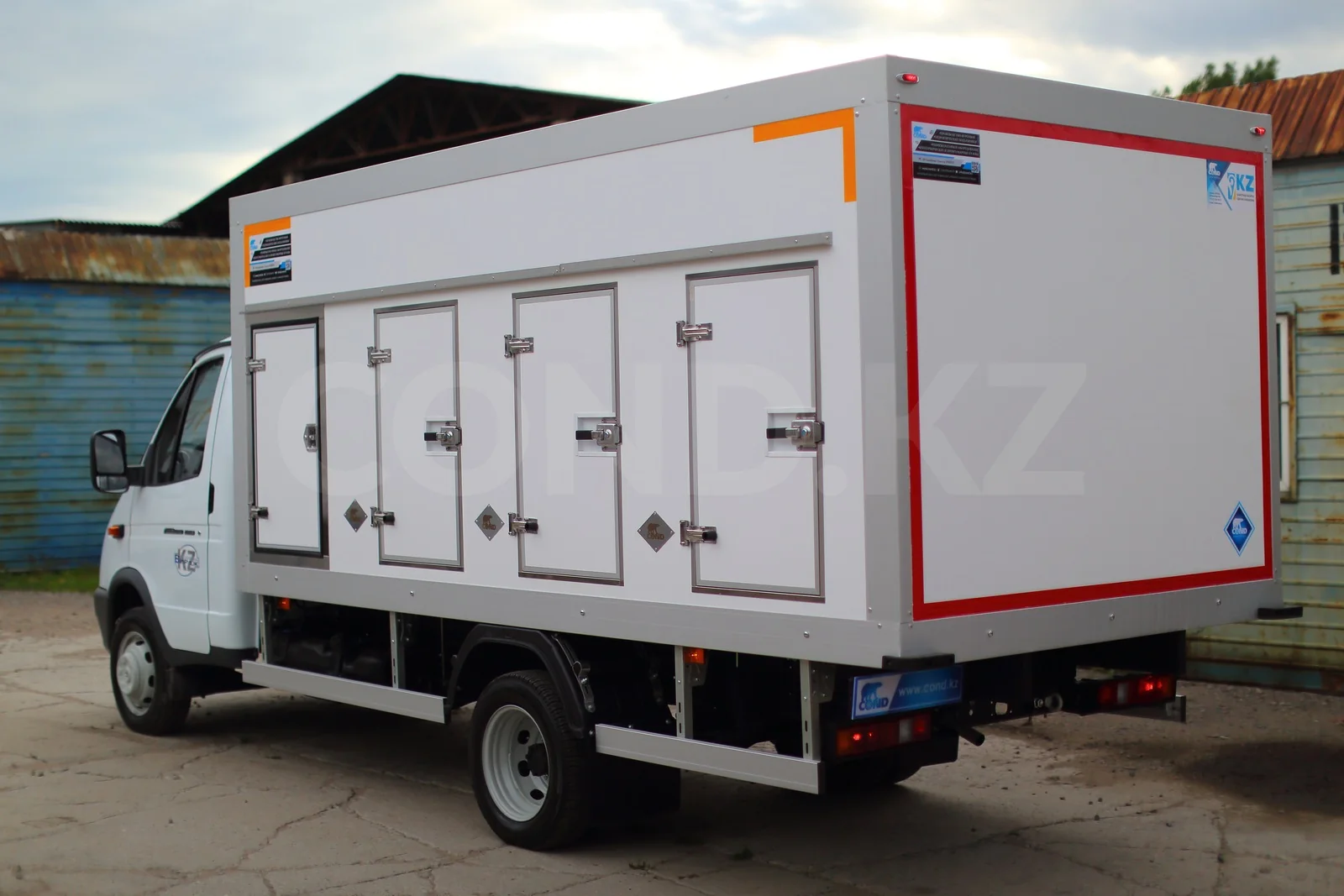 Ice-cream van on a GAZelle Business 4.2 m — front of the body seen from the side — COND