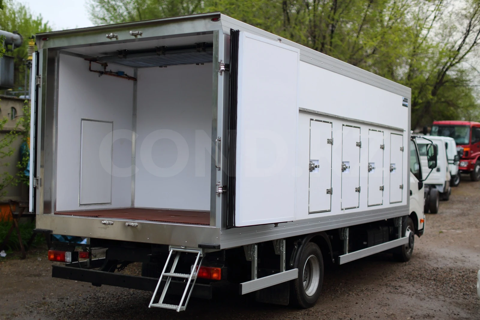 Мороженица на Hino 300 — задняя 3/4, двери открыты и лестница разложена — COND, фото 2