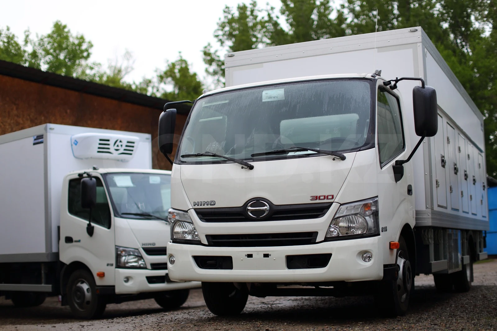 Мороженица на Hino 300 — передняя 3/4 у цеха COND — COND, фото 3
