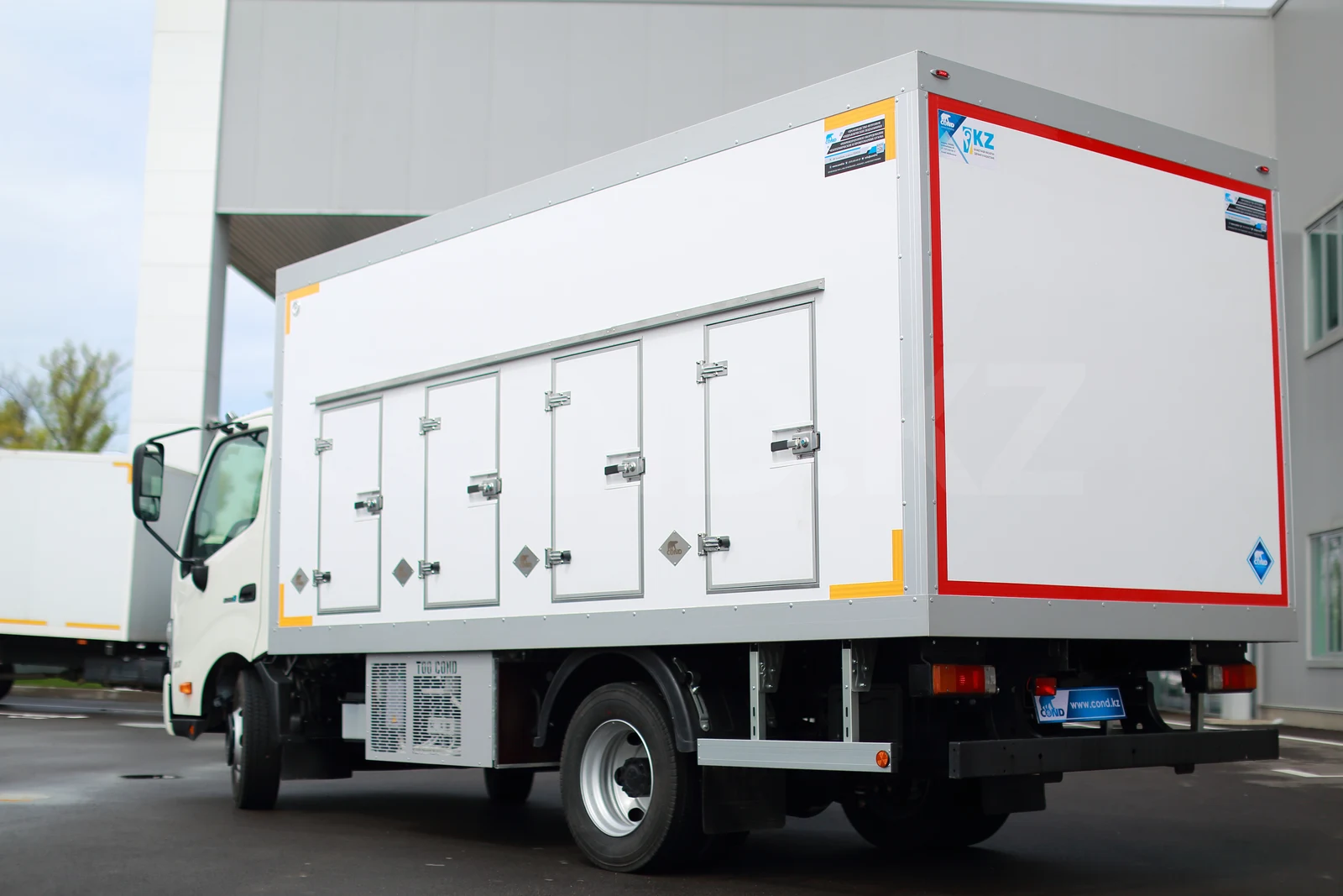 Мороженица на Hino 300 (4,2 м) — задняя 3/4, красная рамка задней стенки — COND
