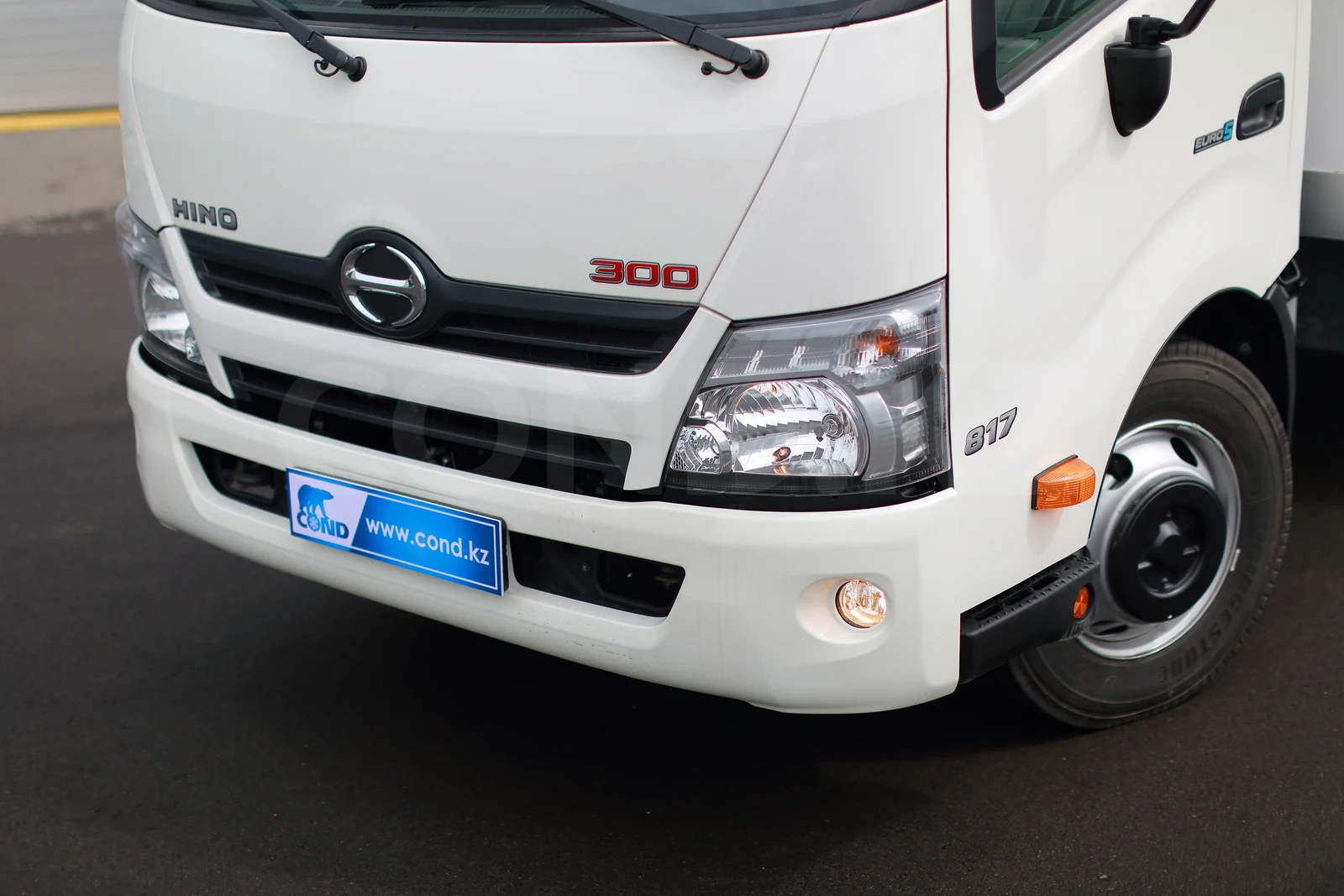 Мороженица на Hino 300 (4,2 м) — передняя часть и решётка радиатора — COND