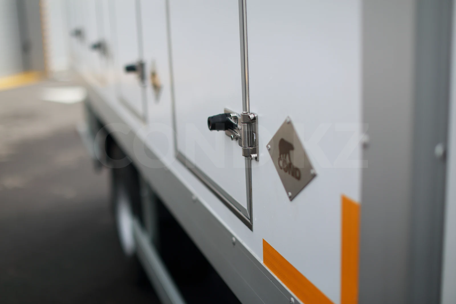Мороженица на Hino 300 (4,2 м) — запор бокового люка — COND