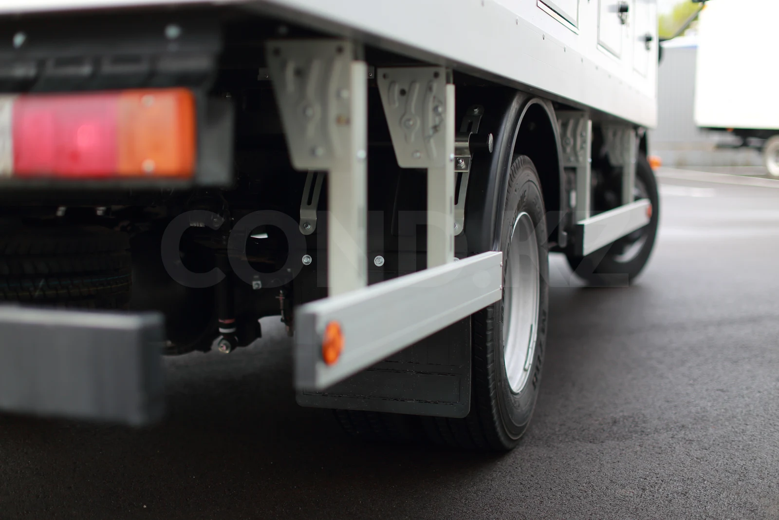 Мороженица на Hino 300 (4,2 м) — задний свес, брызговик и подвеска — COND