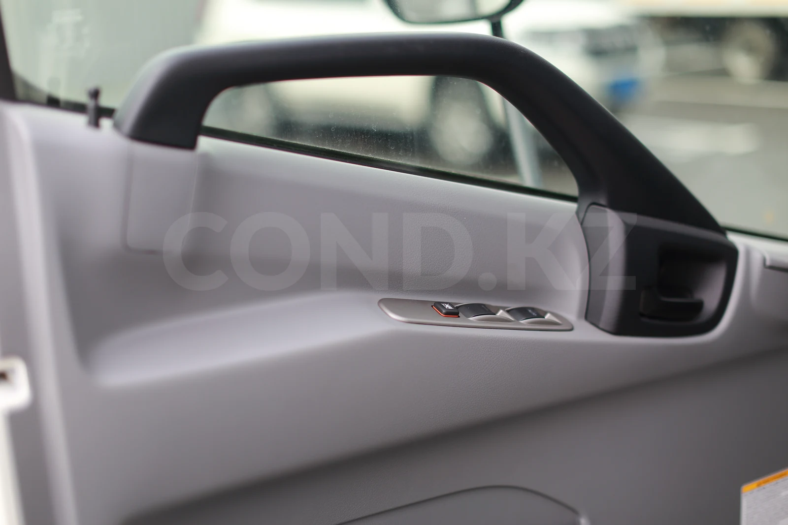 Мороженица на Hino 300 (4,2 м) — кабина: дверная карта и поручень — COND