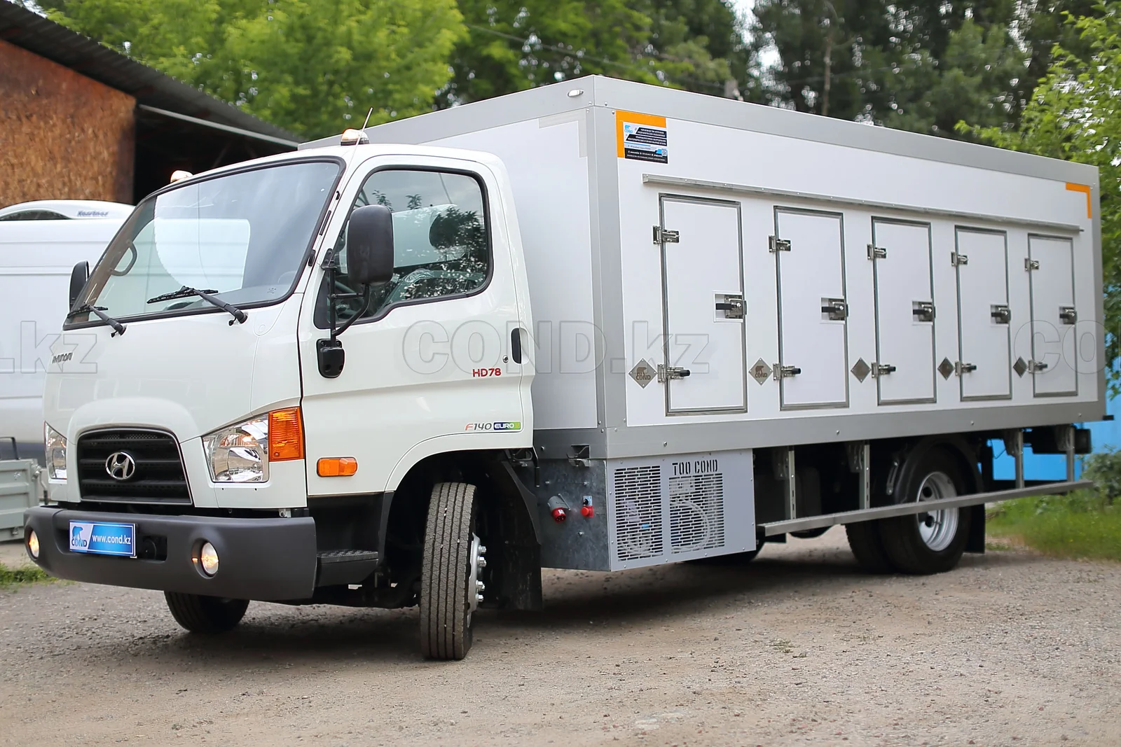 Hyundai HD78 шассиіндегі эвтектикалық фургон-мұздатқыш — алдыңғы бөлігі, бүйірден көрініс — COND