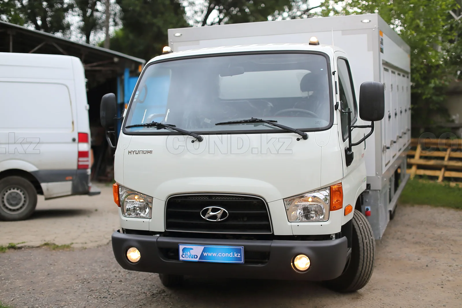 Hyundai HD78 шассиіндегі эвтектикалық фургон-мұздатқыш — Hyundai HD78 кабинасы мен шанақ — COND