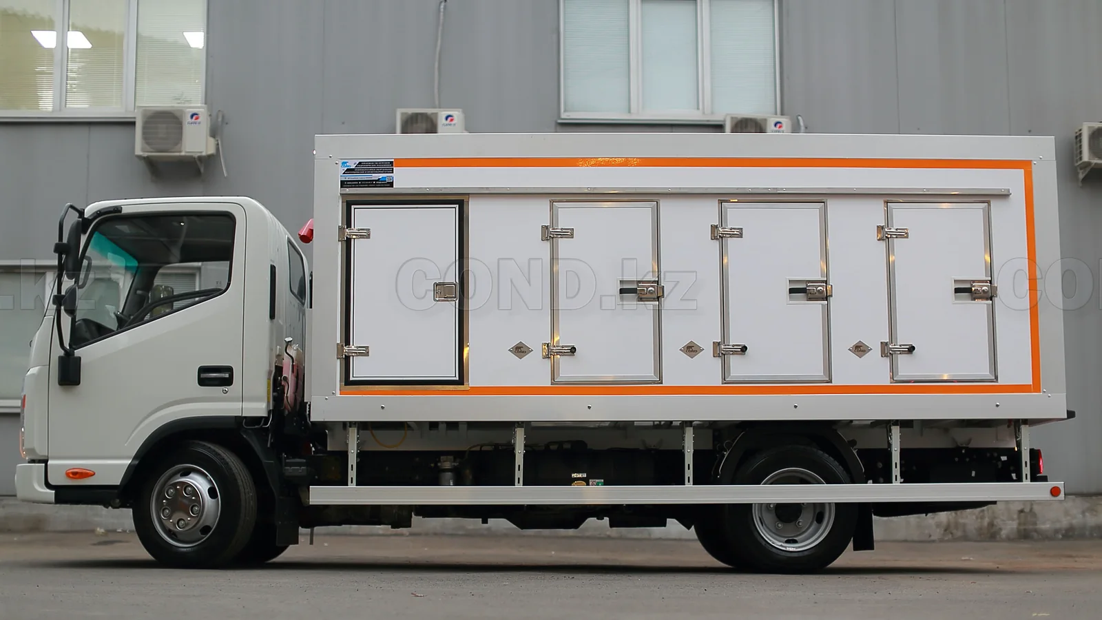 Eutectic ice-cream van on a JAC N56 chassis — body and cab from the side — COND