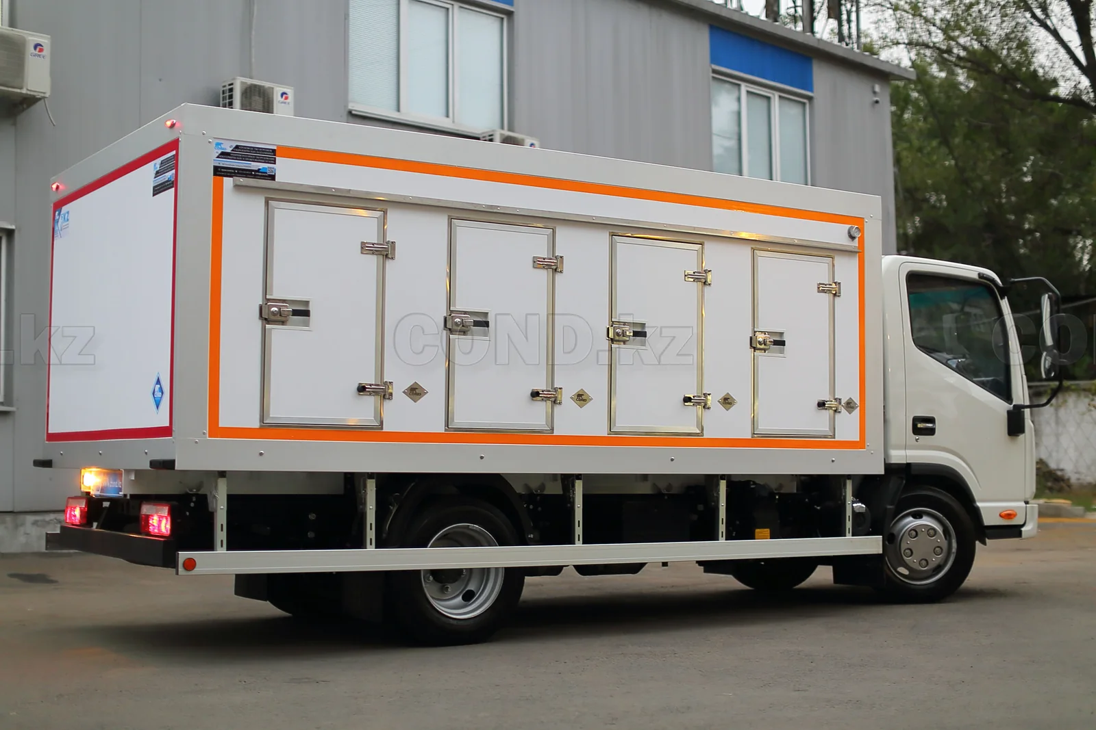 Eutectic ice-cream van on a JAC N56 chassis — the whole side, rear three-quarter view — COND