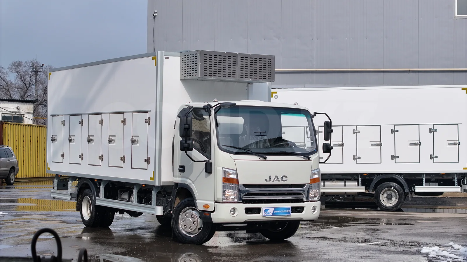 Эвтектический фургон-мороженица на шасси JAC N90 — передняя часть и кабина, вид с дрона — COND
