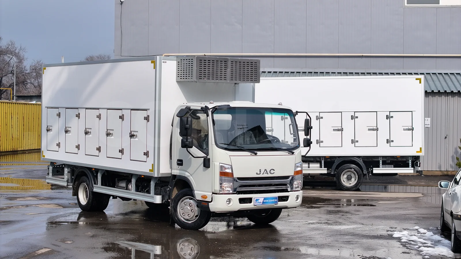 Эвтектический фургон-мороженица на шасси JAC N90 — вид спереди-сбоку с дрона — COND