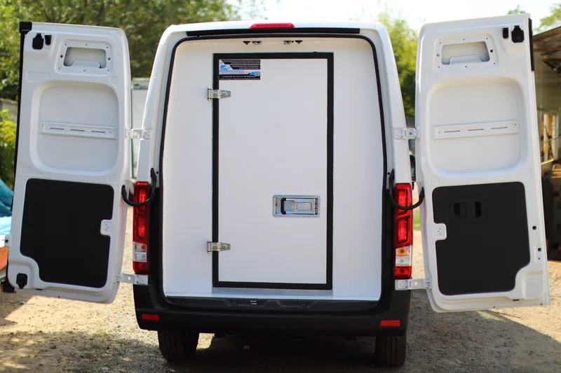 Hyundai H350: rear opening with an insulated inner door
