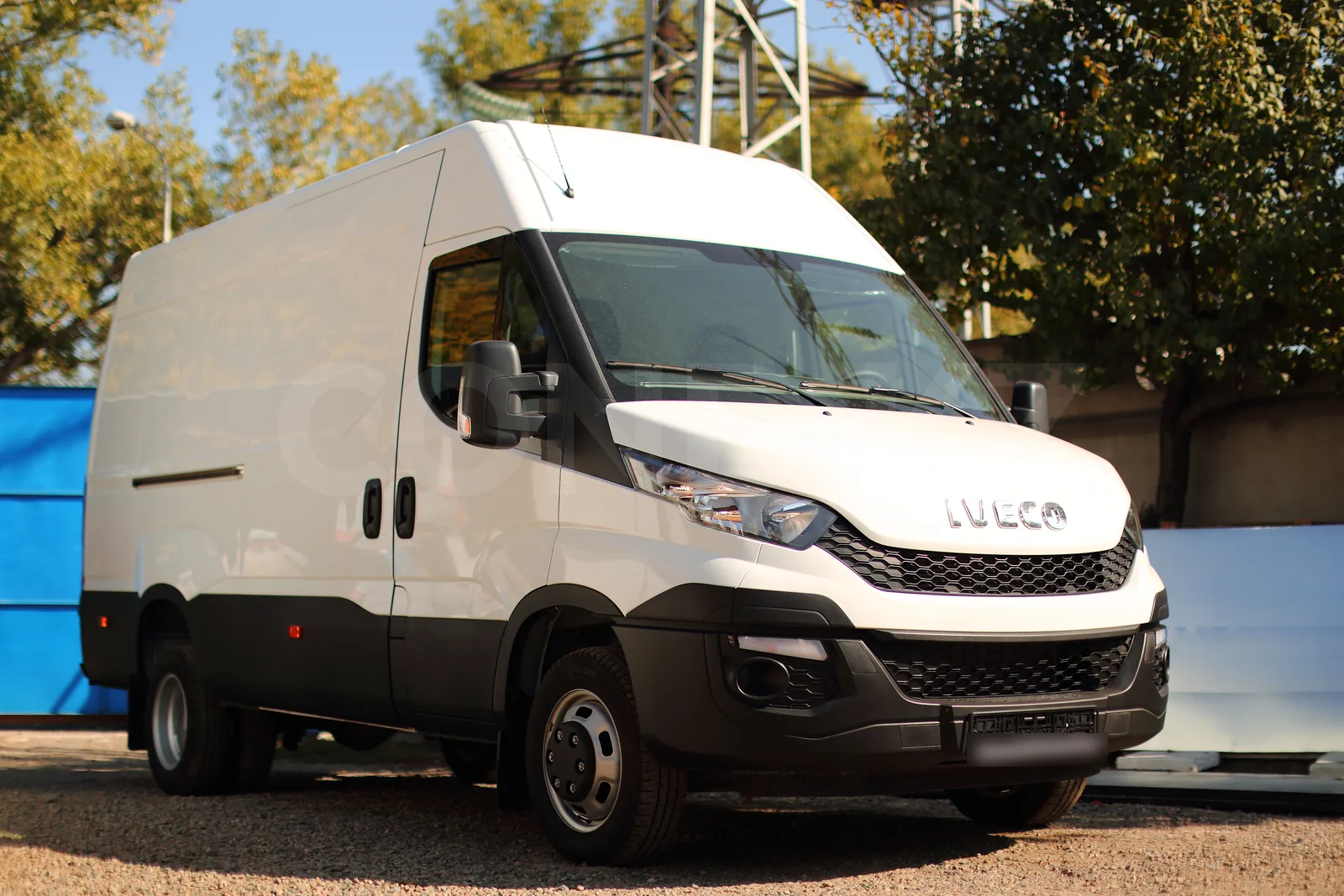 Изотермический фургон на базе цельнометаллического Iveco Daily 45C15 — вид спереди — COND