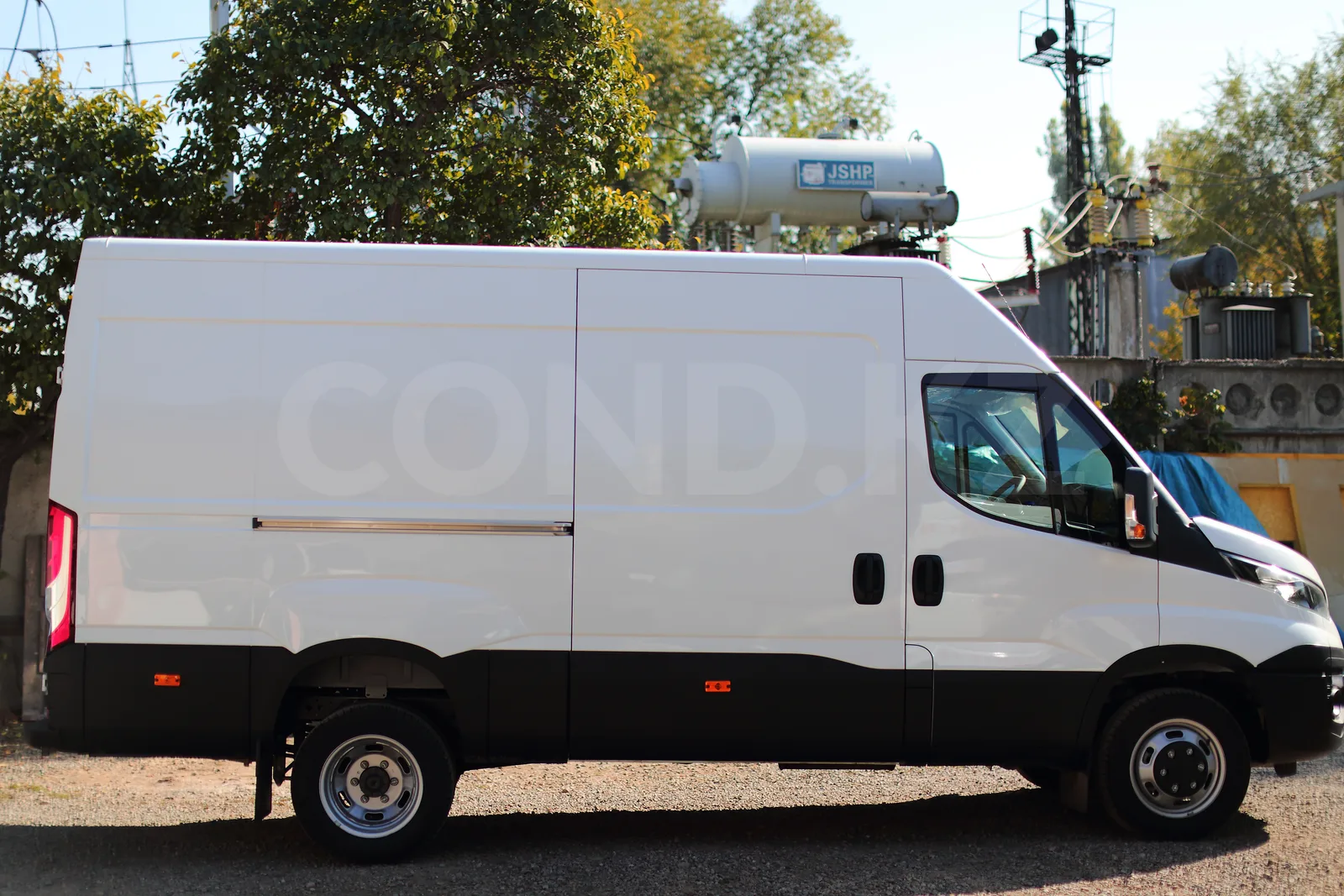 Изотермический фургон на базе цельнометаллического Iveco Daily 45C15 — вид сбоку — COND
