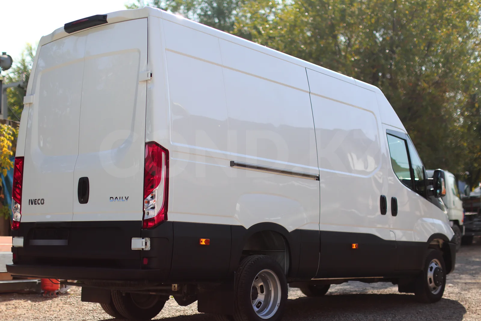 Изотермический фургон на базе цельнометаллического Iveco Daily 45C15 — вид сзади — COND