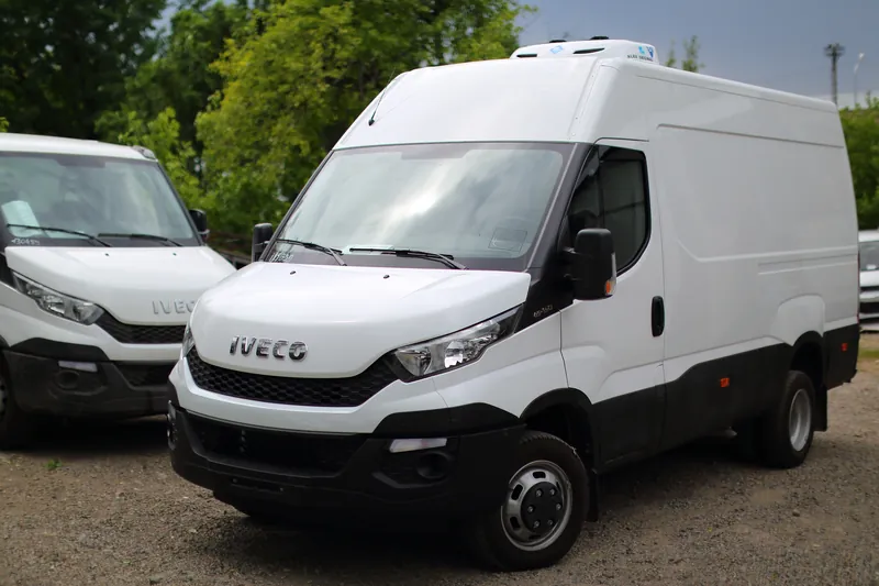 Iveco Daily 45C15: front view, roof-mounted unit