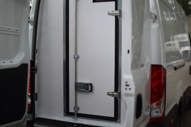 Iveco Daily 45C15: insulated inner door in the opening