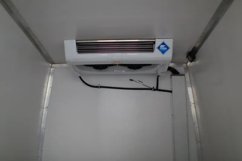 Iveco Daily 45C15: evaporator under the ceiling, corner profiles