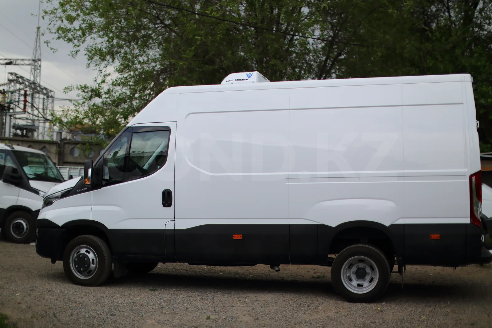 Iveco Daily 45C15 тұтас металл фургонынан жасалған рефрижератор — бүйірінен көрінісі — COND
