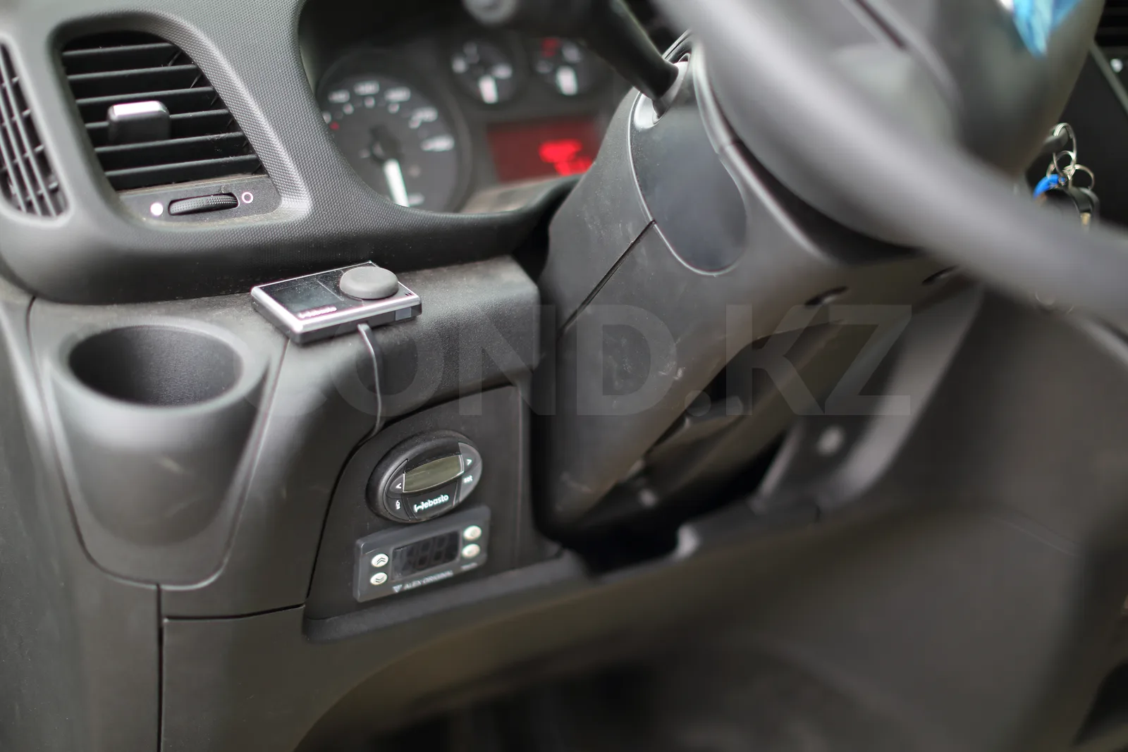 Iveco Daily 45C15 тұтас металл фургонынан жасалған рефрижератор — кабинадағы басқару пульттері — COND