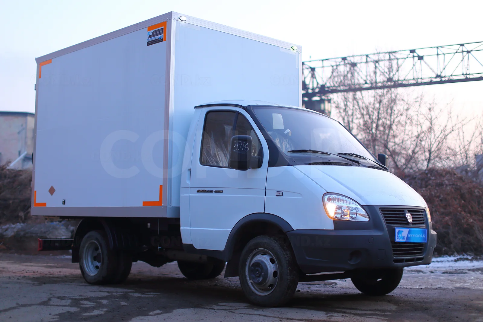 Dry freight van on a GAZelle Business 3302 — body on a GAZelle 3302 — front three-quarter view — COND