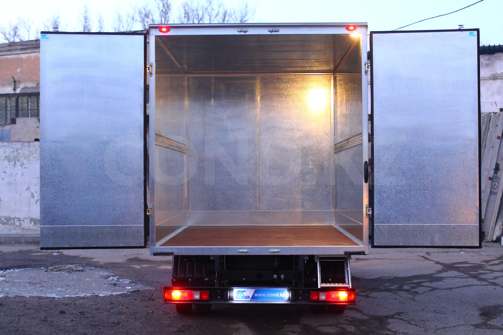 Dry freight van on a GAZelle Business 3302 — inside the body: the flush lashing rail along both walls — COND