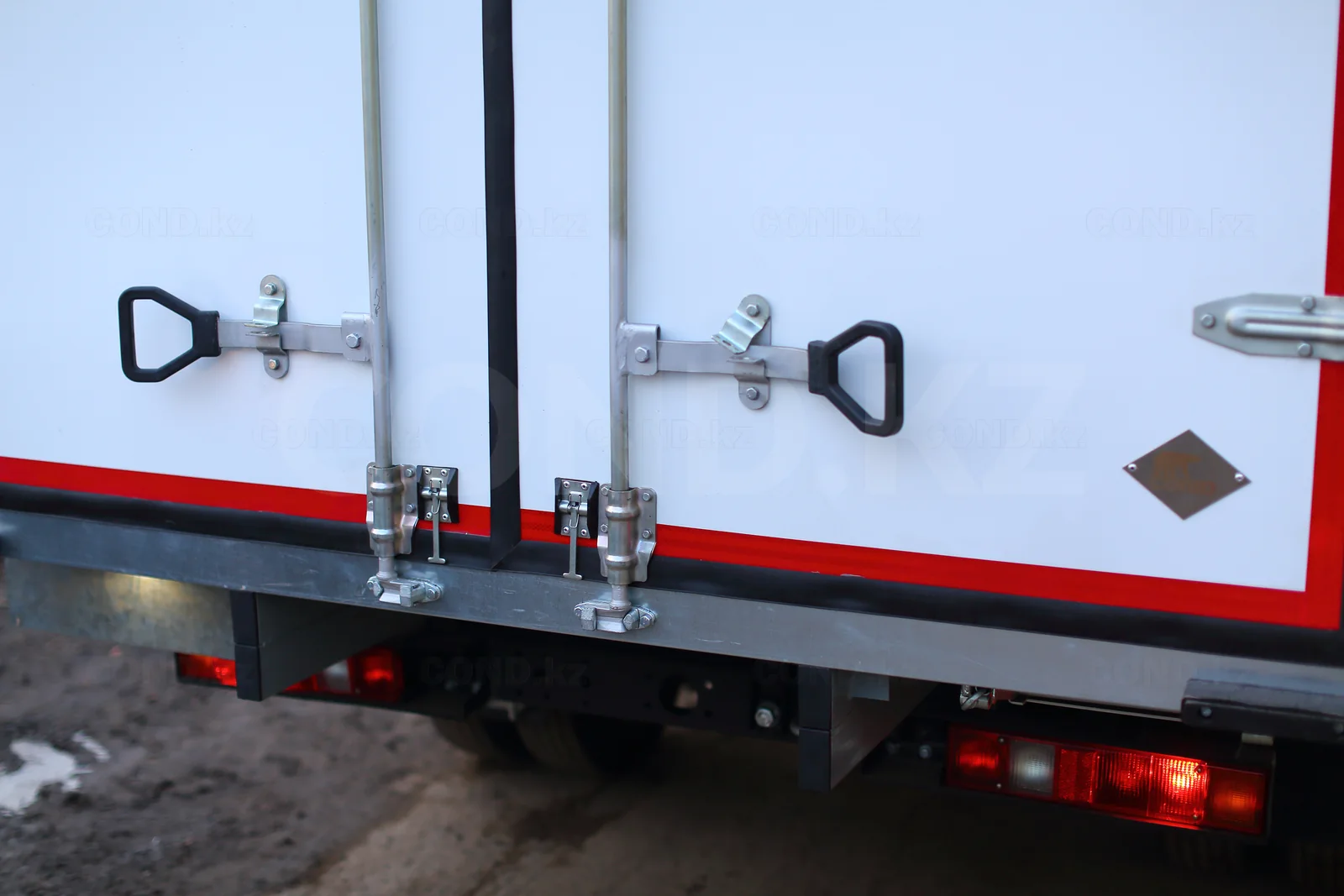 Dry freight van on a GAZelle Business 3302 — box on a GAZelle — rear door locks — COND