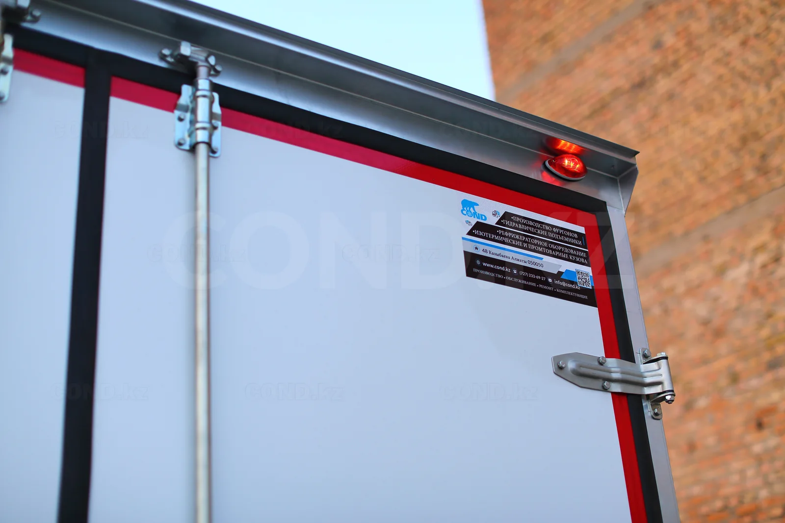 Dry freight van on a GAZelle Business 3302 — dry van on a GAZelle — hinges and body corner — COND