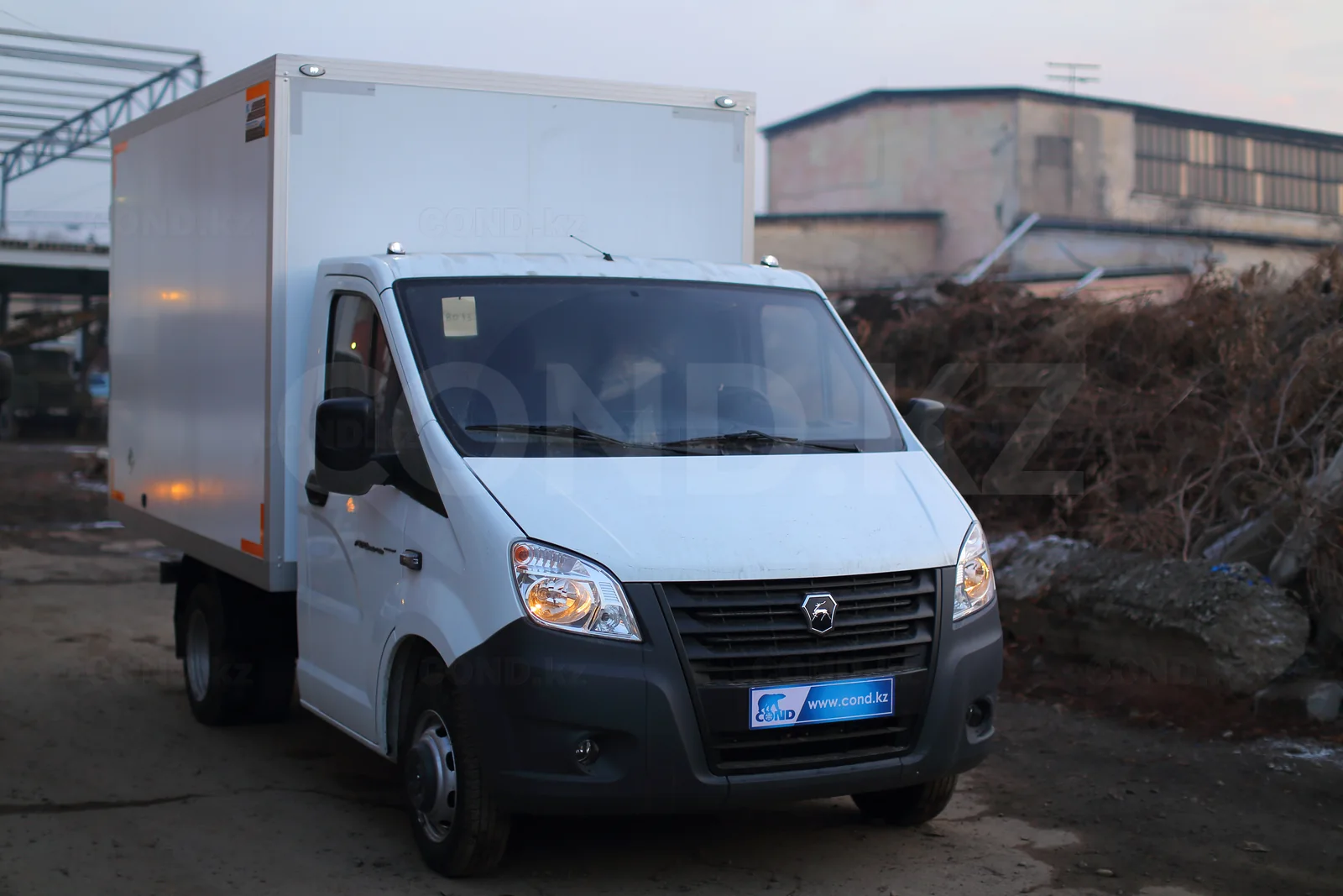 ГАЗель Next A21R23 шассиіндегі промтауар фургоны — ГАЗельдегі промтауар — оң жақтан көрініс — COND