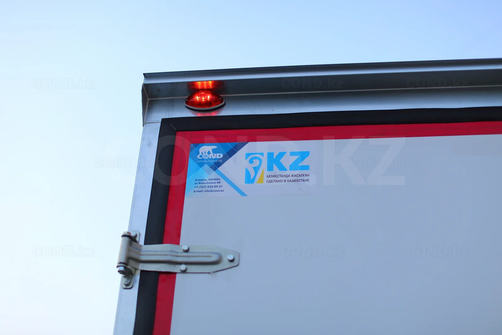 ГАЗель Next A21R23 шассиіндегі промтауар фургоны — газель Next будкасы — артқы есік пен бекіткіш ірі планда — COND