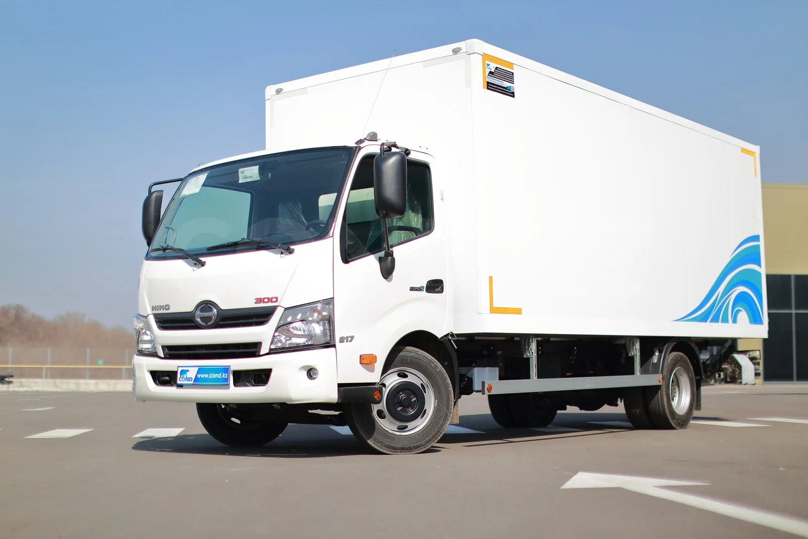 Промтоварный фургон с гидробортом на HINO 300 — COND