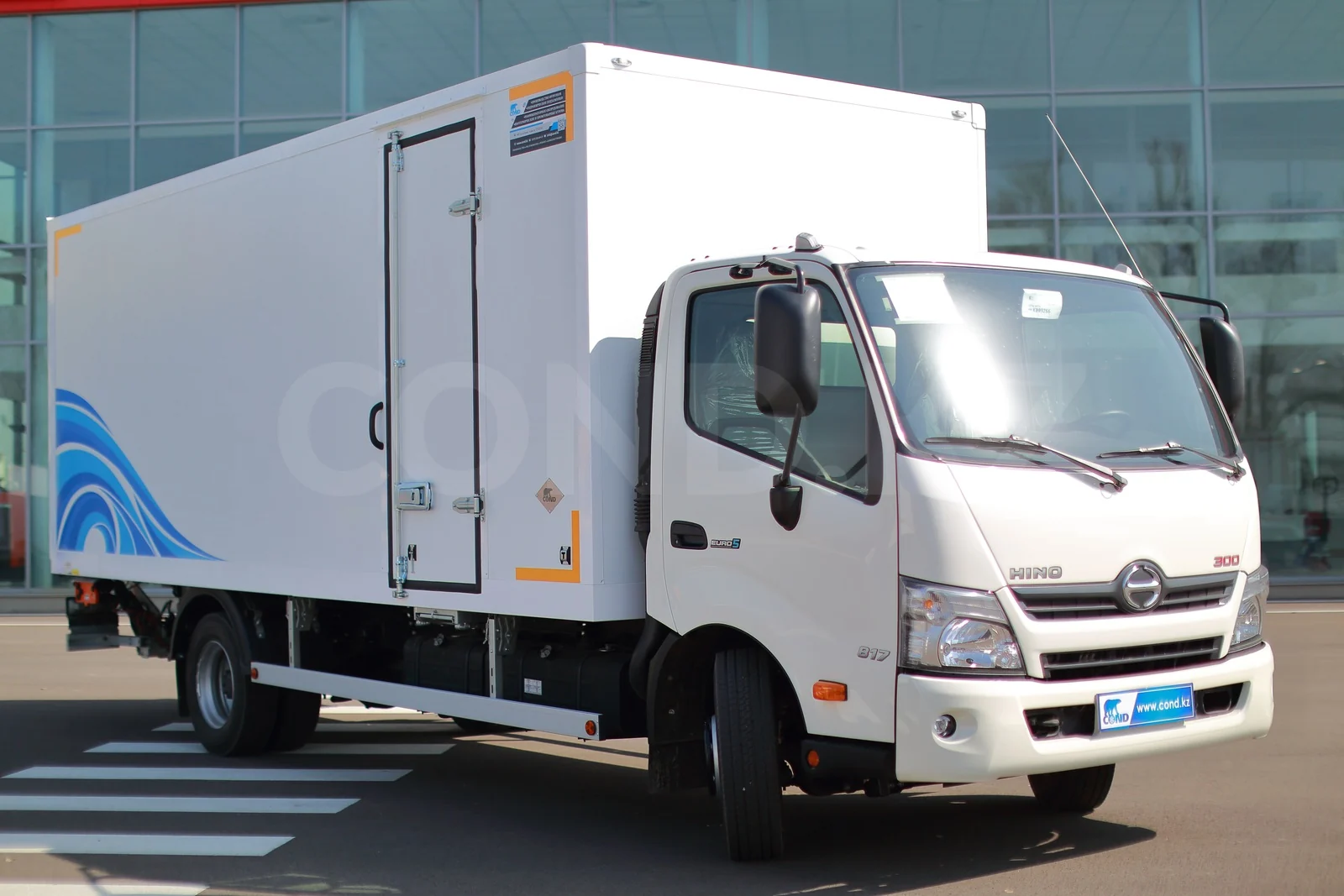Промтоварный фургон с гидробортом на HINO 300 — правый борт: боковая дверь в кузов — COND