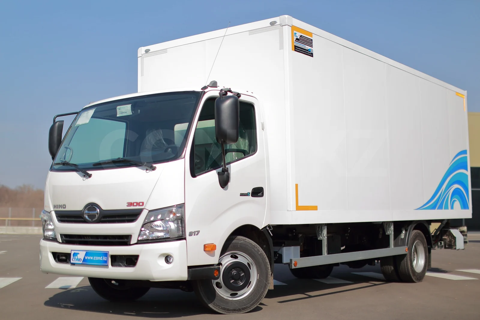Промтоварный фургон с гидробортом на HINO 300 — кабина HINO 300 крупным планом — COND