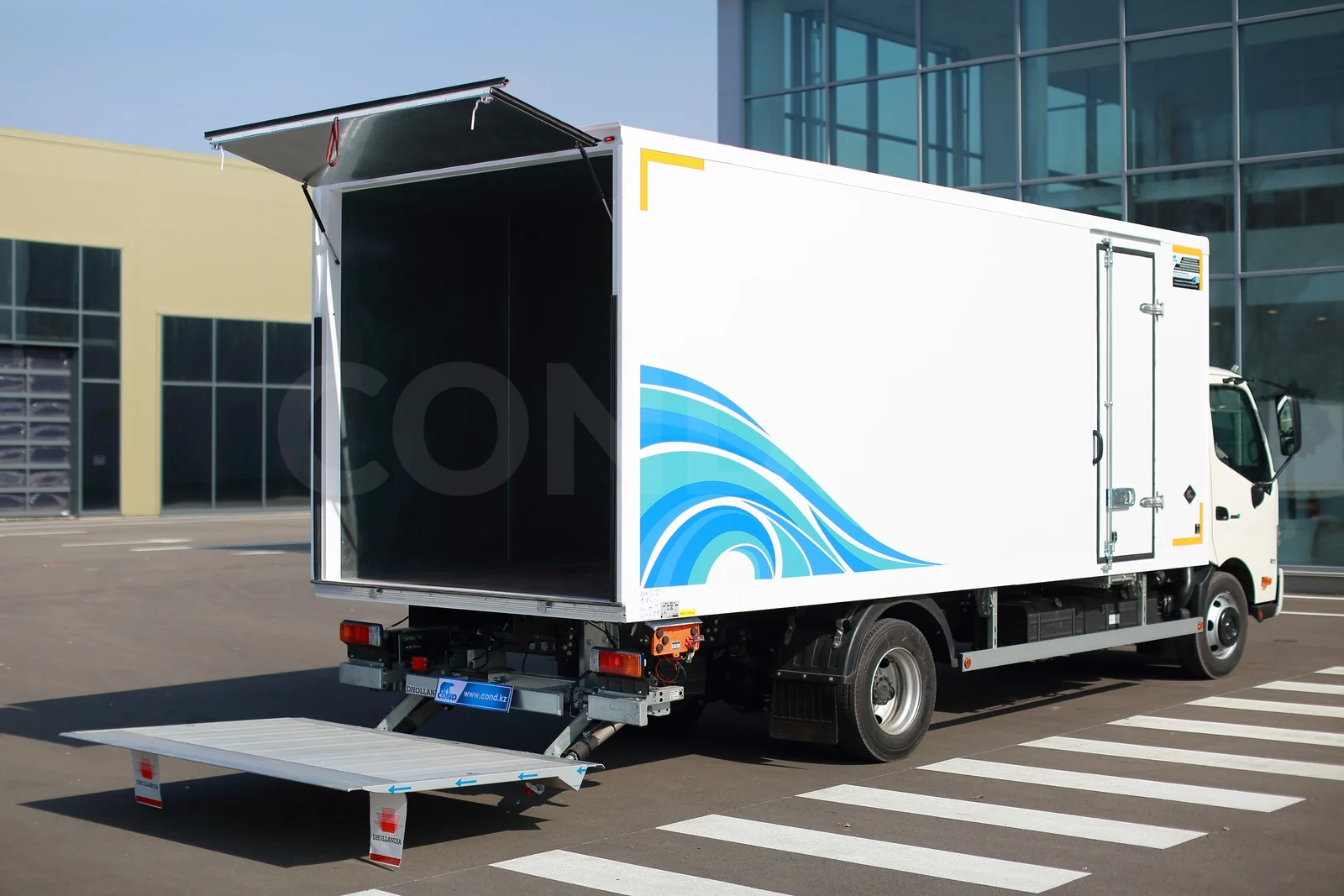 Промтоварный фургон с гидробортом на HINO 300 — задняя часть: створка поднята, платформа гидроборта разложена — COND