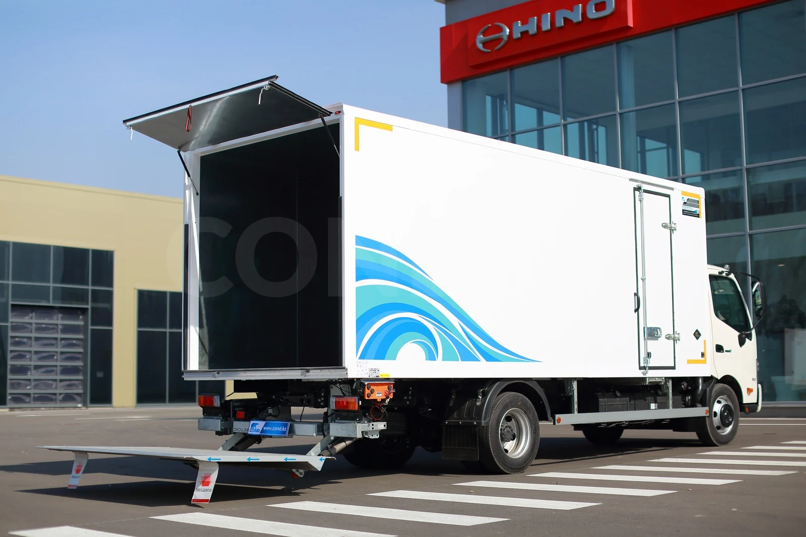 Промтоварный фургон с гидробортом на HINO 300 — гидроборт в рабочем положении, створка открыта — COND