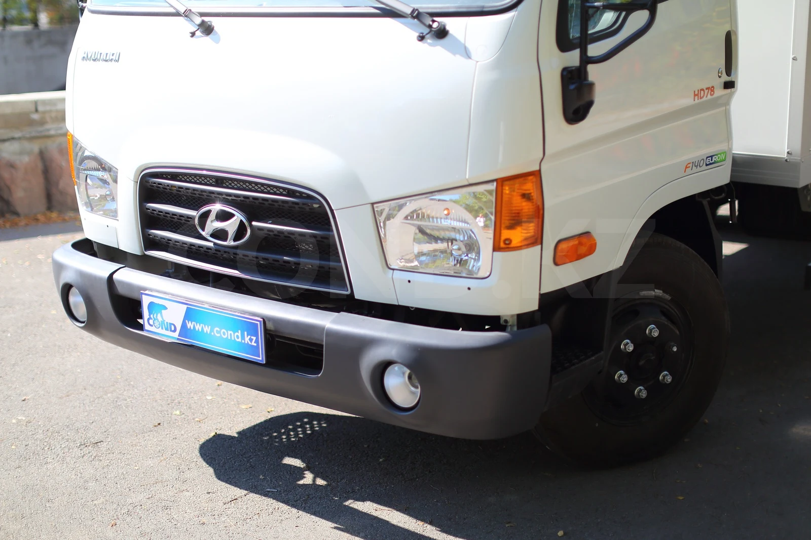 Dry-freight body on a Hyundai HD78 chassis — Hyundai HD78 cab close-up — COND