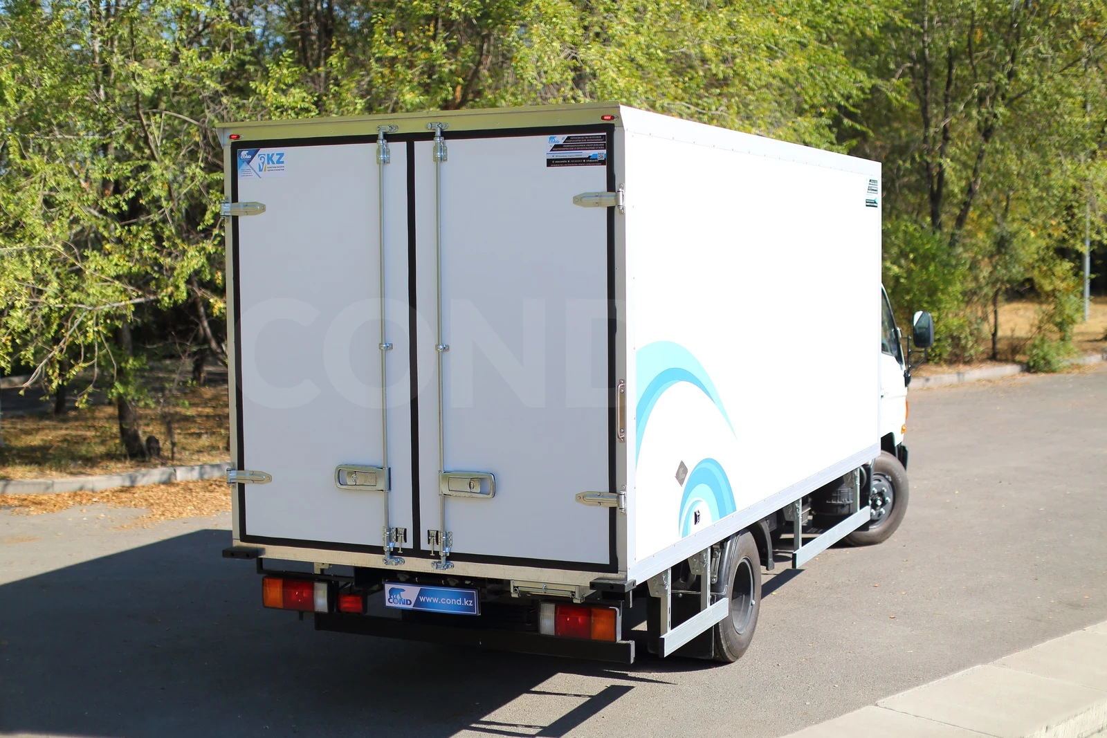Dry-freight body on a Hyundai HD78 chassis — rear of the body, barn doors closed — COND