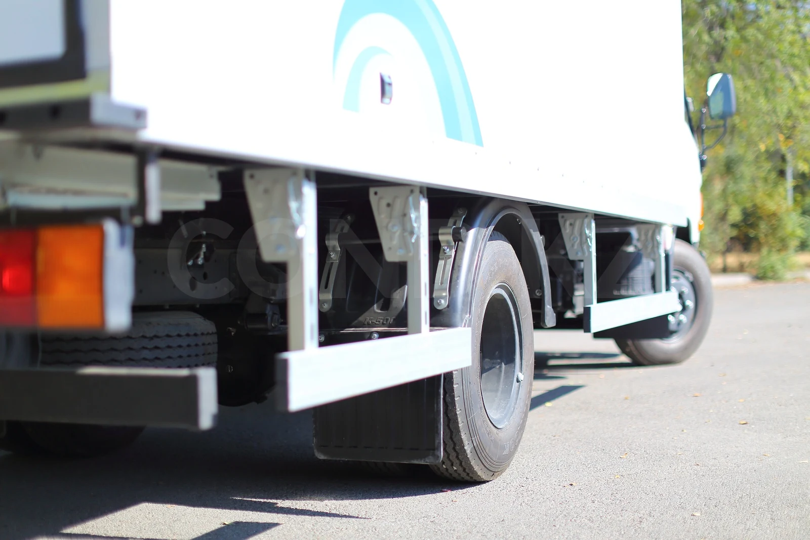 Dry-freight body on a Hyundai HD78 chassis — subframe, mudflap and rear overhang of the body — COND