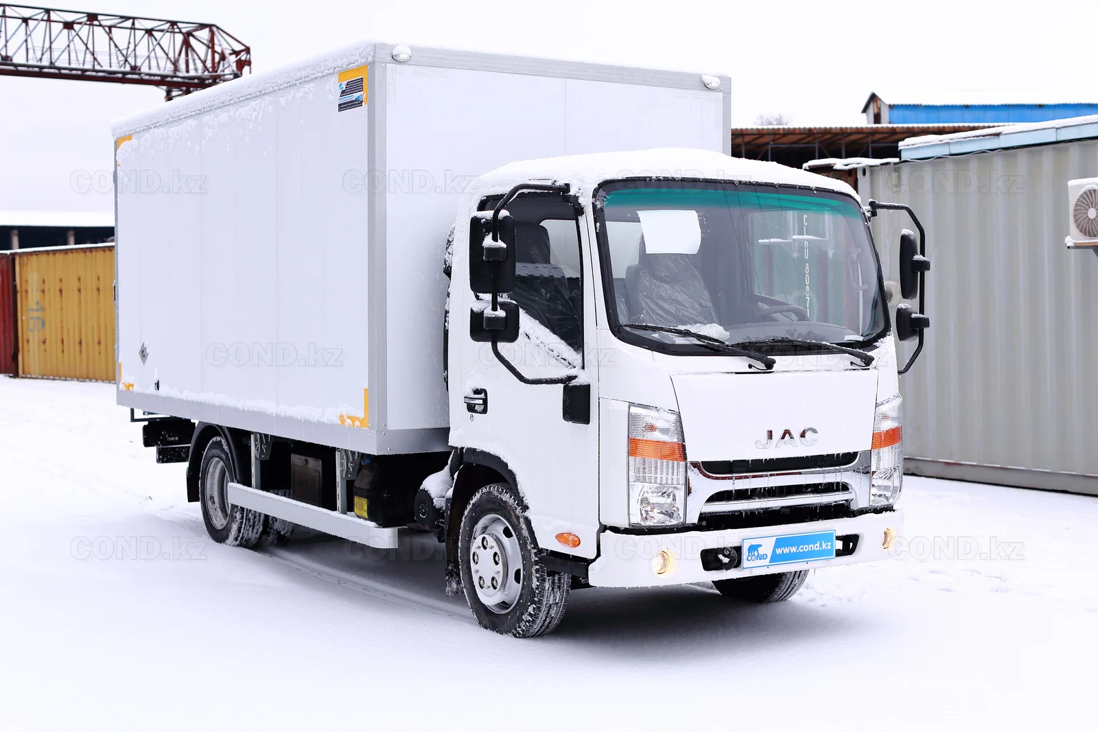 Промтоварный фургон на шасси JAC N56 — передняя часть 3/4 справа — COND