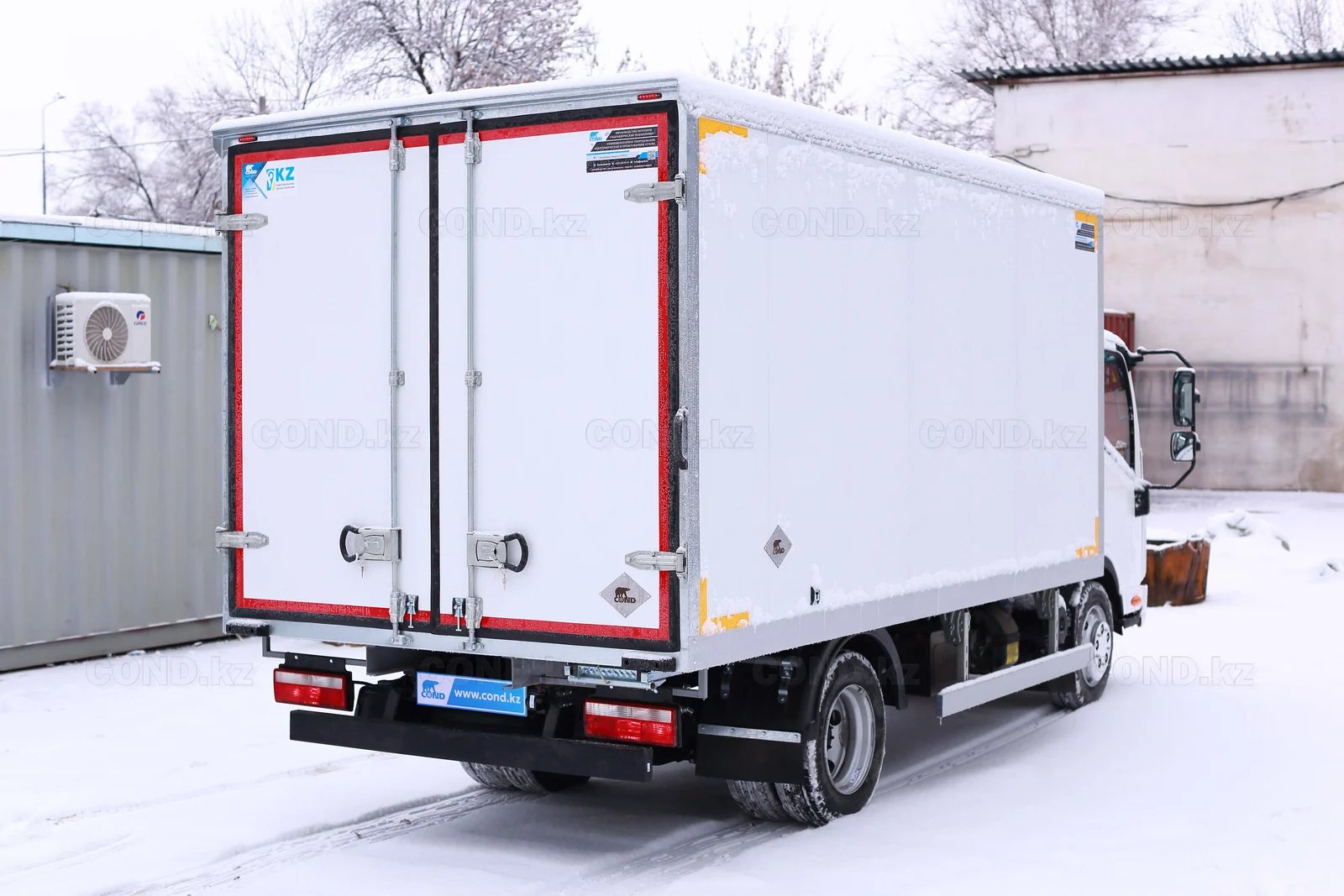 Промтоварный фургон на шасси JAC N56 — кузов сзади-слева, двери закрыты — COND