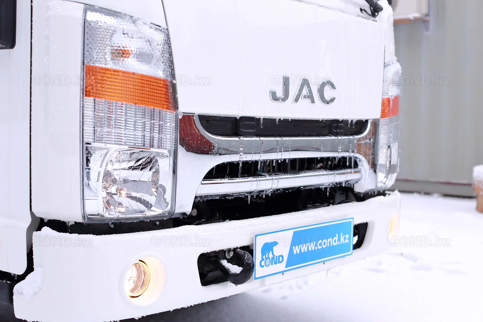 Промтоварный фургон на шасси JAC N56 — решётка JAC крупным планом — COND