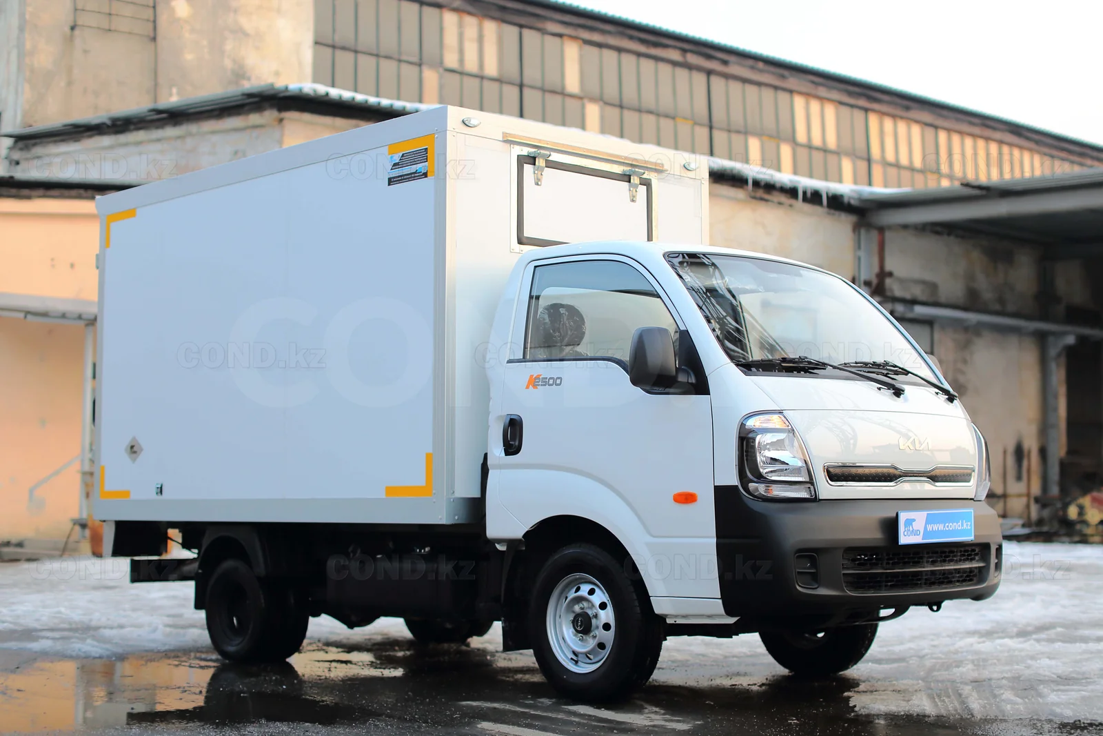 Мебельный фургон на шасси KIA Bongo K2500 — мебельный фургон на Киа Бонго, вид 3/4 спереди — COND