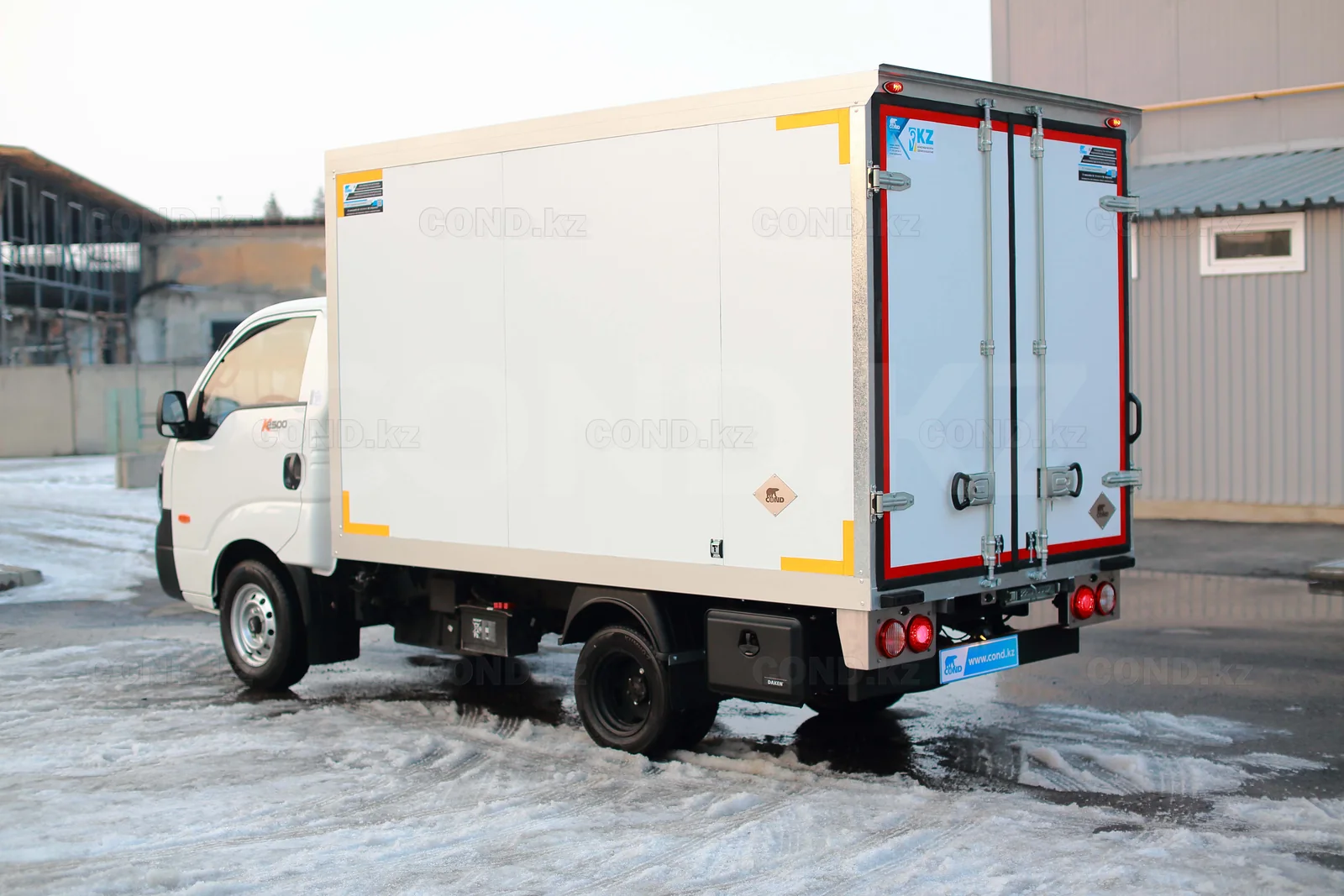 Мебельный фургон на шасси KIA Bongo K2500 — промтоварный кузов на Bongo — задняя часть 3/4 — COND