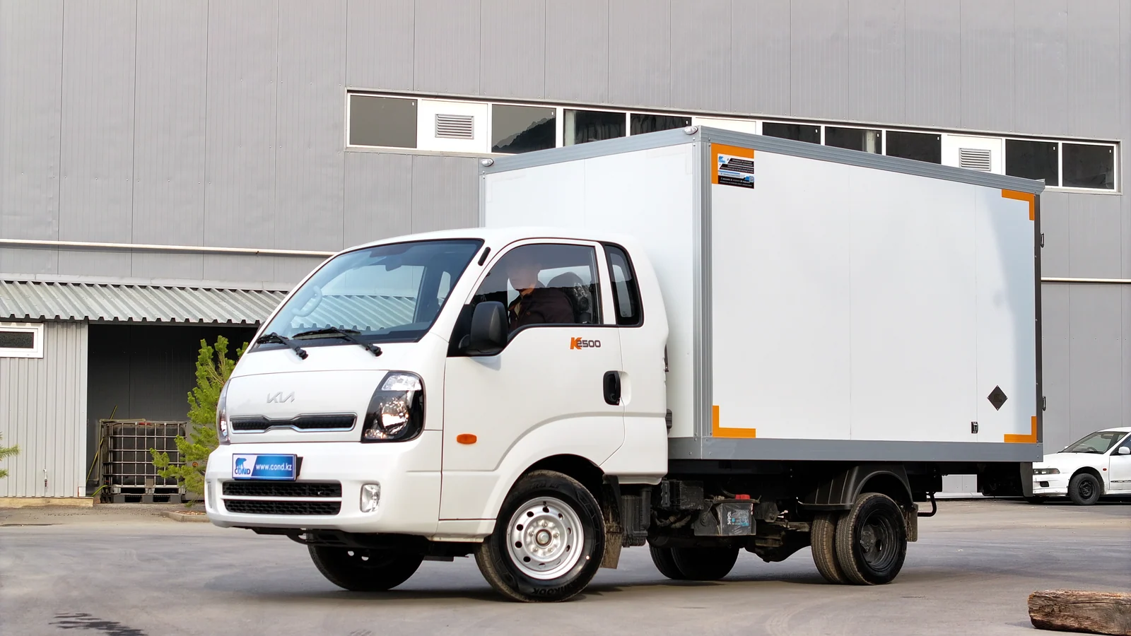 Промтоварный фургон на шасси Kia Bongo K2500 — передняя часть 3/4 справа, вид с другой точки — COND