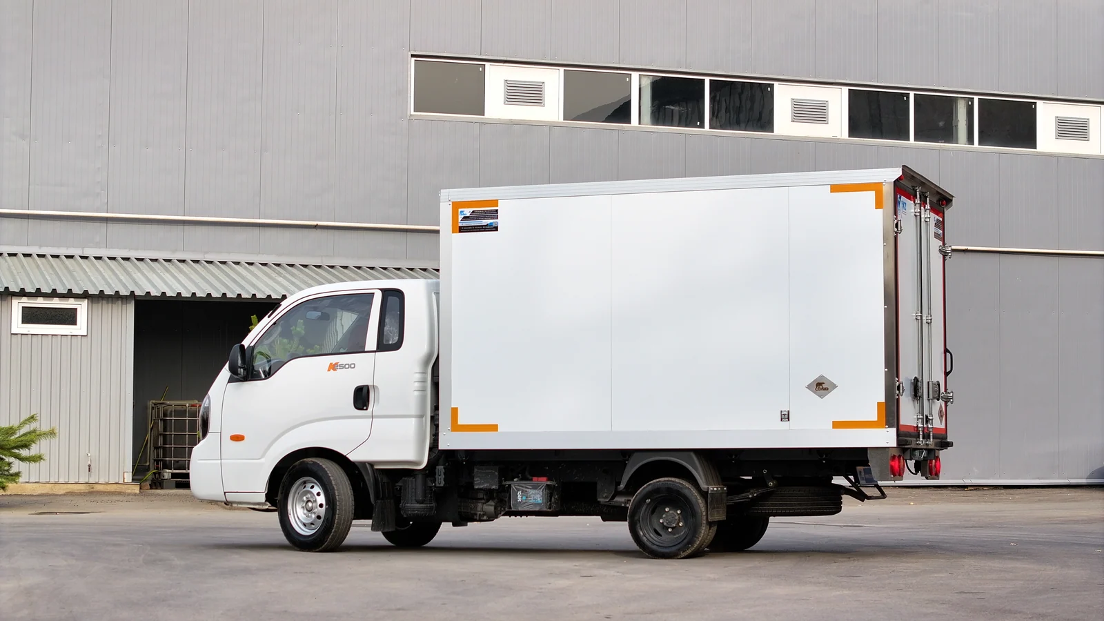 Промтоварный фургон на шасси Kia Bongo K2500 — борт целиком, левая сторона — COND