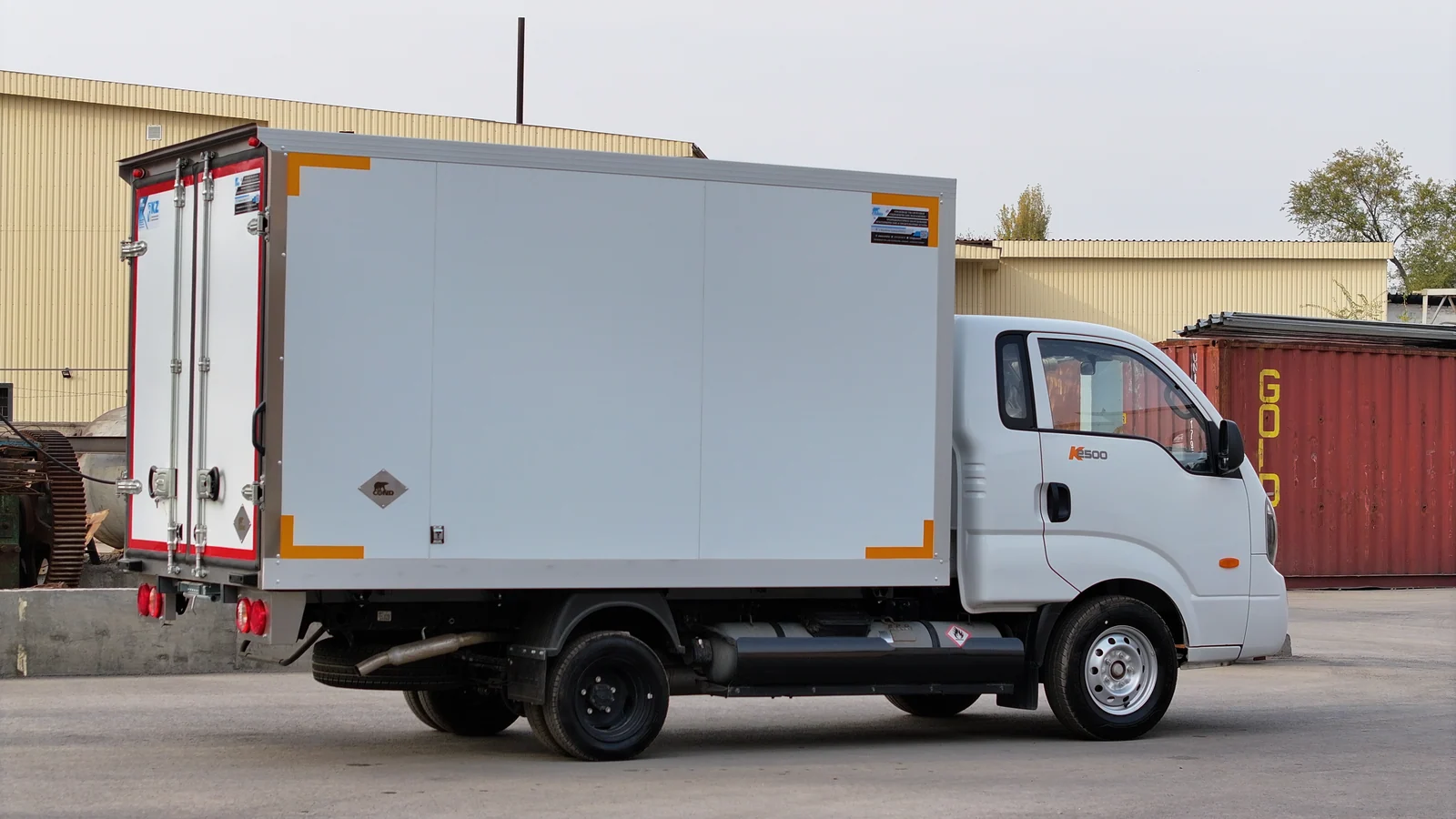 Промтоварный фургон на шасси Kia Bongo K2500 — борт целиком, правая сторона — COND
