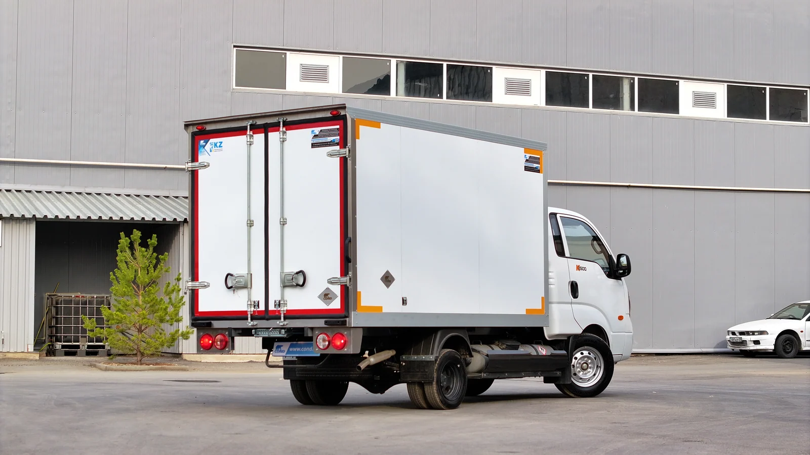 Промтоварный фургон на шасси Kia Bongo K2500 — кузов сзади-слева, двери закрыты — COND